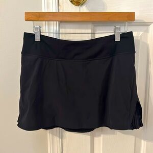 Lululemon size 6 black skirt/skort, pre loved